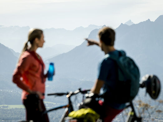 Bodensee-Königssee-Radweg: Paar macht Pause während einer Fahrradtour