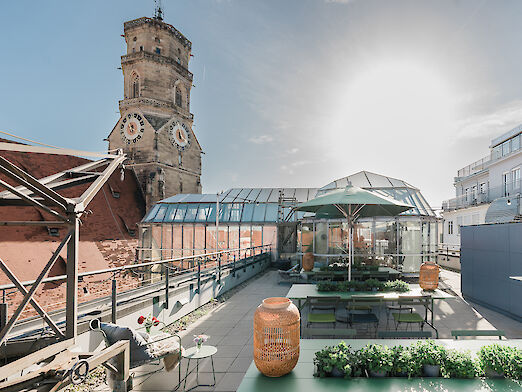 Dachterrasse mit Blick auf den Schillerplatz - OutOfOffice Stuttgart