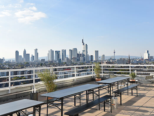 Dachterrasse mit Ausblick auf die Frankfurter Skyline - OutOfOffice Frankfurt Sachsenhausen