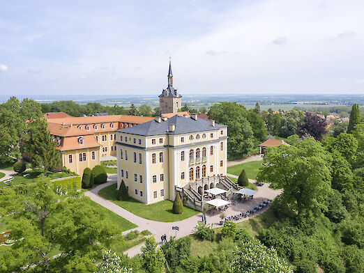 Schloss auf einer Grünfläche.