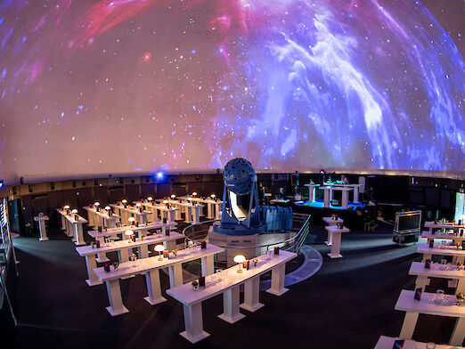 Planetariumssaal mit Stetischen.