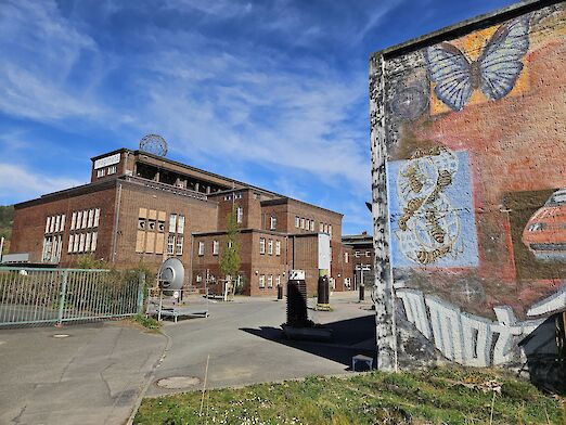 Zwei Gebäude in einem Hof.