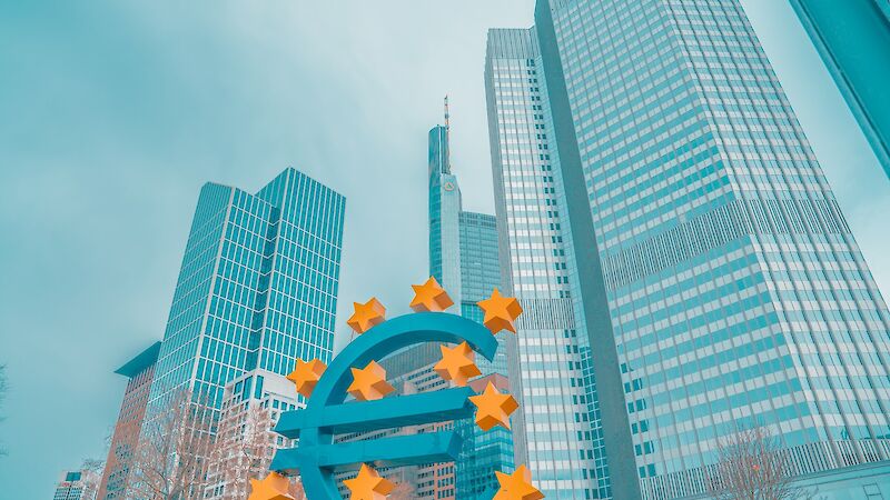 Eurozeichen vor Hochhäusern