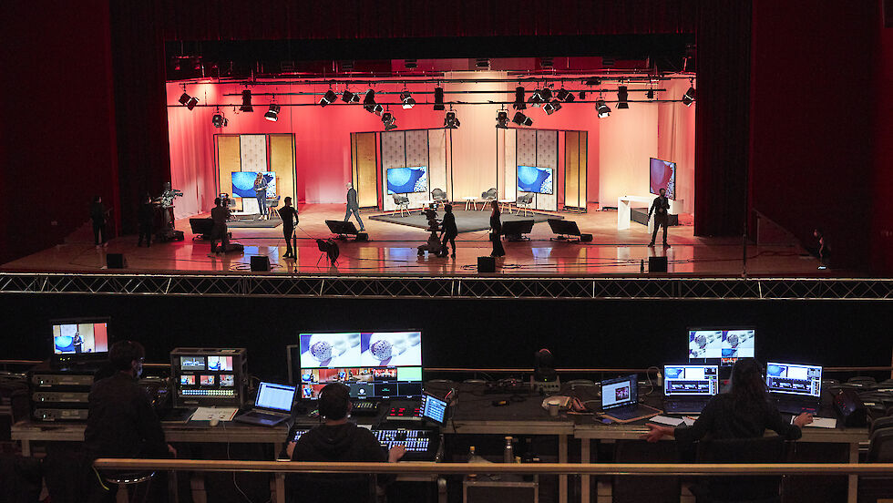 Streaming studio setup with stage, monitors, cameras and lights | © Messe München GmbH